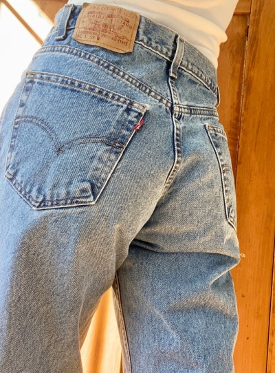 Vintage levis relaxed fit jeans. high waist and relaxed fit.